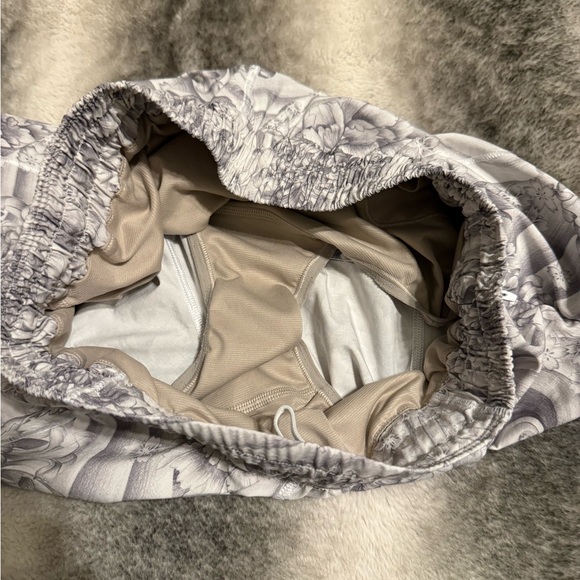 Lululemon Hotty Hot Shorts II 2.5” - Picture 6 of 8